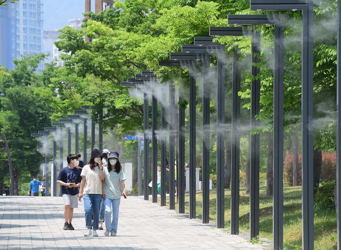 부산시민공원 여름 대비 쿨링미스트 작동-국제신문